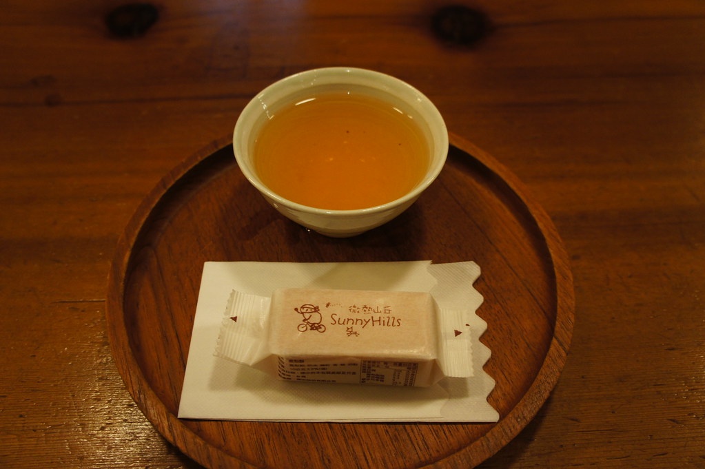 微熱山丘 台北店のお茶とパイナップルケーキ